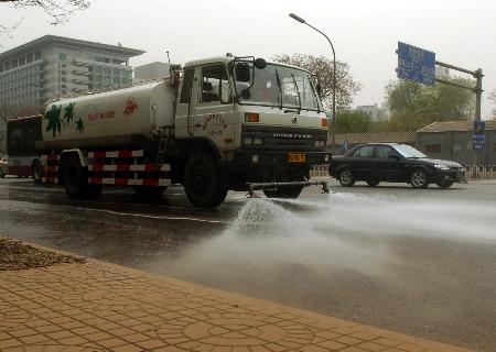 城市清潔的守護(hù)者——環(huán)衛(wèi)灑水車沖洗長(zhǎng)安街